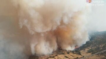  Situación "más positiva" en el incendio de Navaluenga (Ávila) que continúa con un perímetro de 26 km