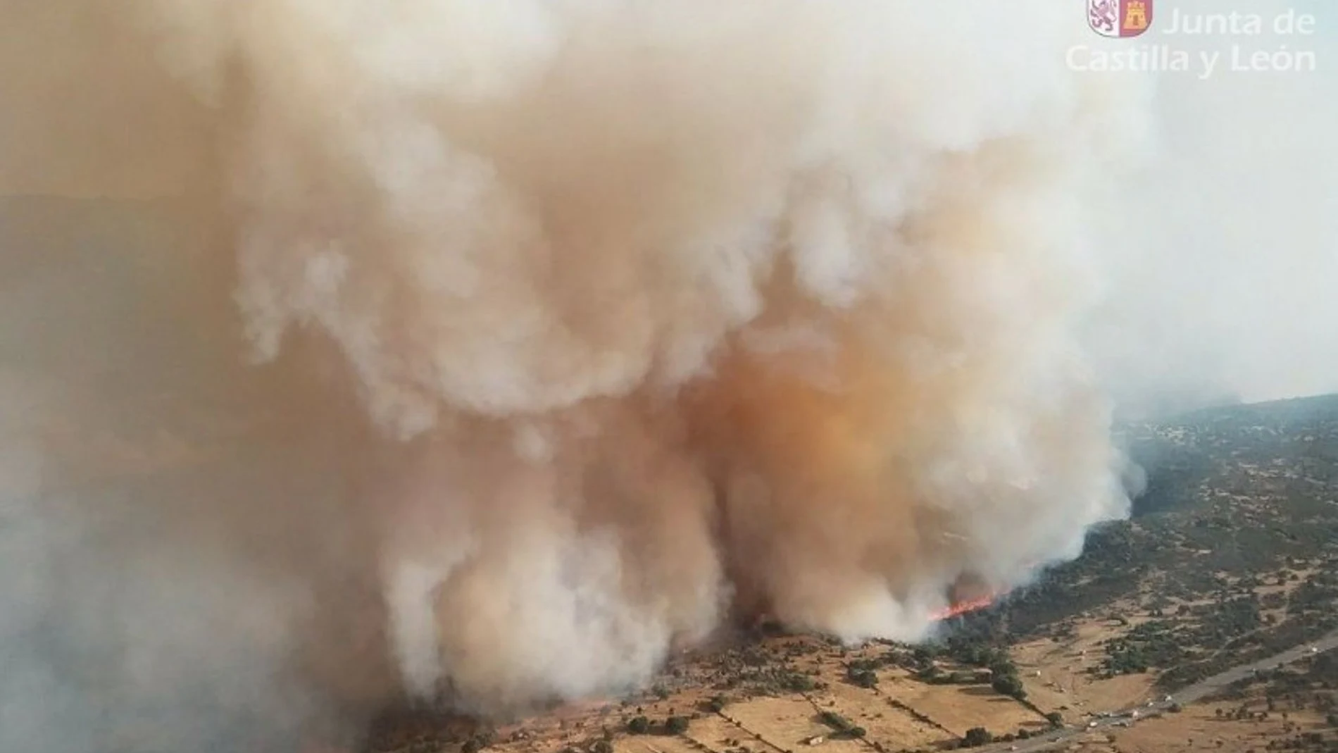 Situación "más positiva" en el incendio de Navaluenga (Ávila) que continúa con un perímetro de 26 km Situación "más positiva" en el incendio de Navaluenga (Ávila) que continúa con un perímetro de 26 km
