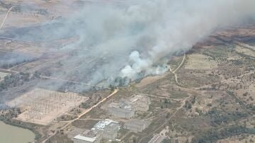 El incendio forestal en Valdecaballeros (Badajoz) se mantiene en nivel 1 y su evolución es desfavorable