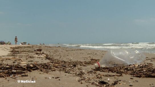 Proh&iacute;ben el ba&ntilde;o en tres playas de Cubelles por residuos en el agua