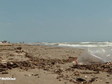 Prohíben el baño en tres playas de Cubelles por residuos en el agua