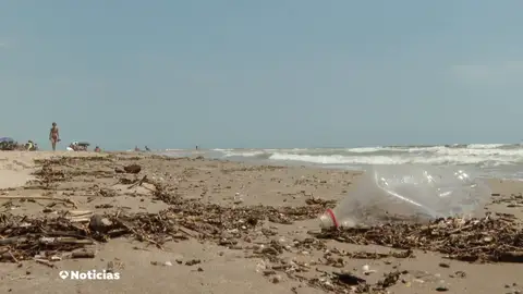 Prohíben el baño en tres playas de Cubelles por residuos en el agua Prohíben el baño en tres playas de Cubelles por residuos en el agua