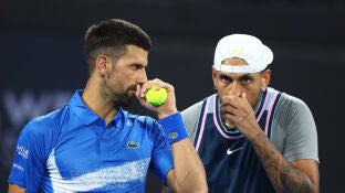 Djokovic y Kyrgios en un partido de exhibici&oacute;n