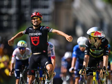 Julian Alaphilippe celebra pensando que ha ganado la etapa 15