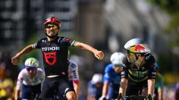 Julian Alaphilippe celebra pensando que ha ganado la etapa 15