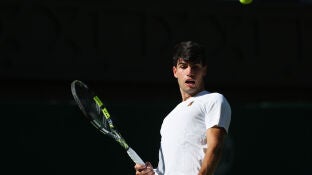 Carlos Alcaraz durante un partido en Wimbledon