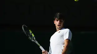 Carlos Alcaraz durante un partido en Wimbledon Carlos Alcaraz durante un partido en Wimbledon
