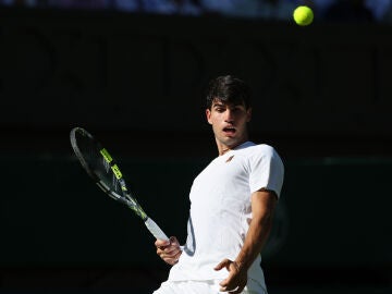 Carlos Alcaraz durante un partido en Wimbledon