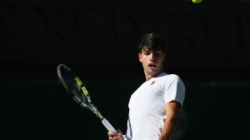 Carlos Alcaraz durante un partido en Wimbledon