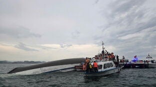 Foto distribuida por la Agencia de Noticias de Vietnam que muestra a los rescatistas buscando v&iacute;ctimas