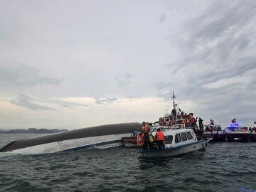 Foto distribuida por la Agencia de Noticias de Vietnam que muestra a los rescatistas buscando víctimas