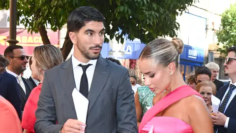 Carlos Soler y su novia, Marta Marchena, en la boda de Fabián Ruiz Carlos Soler y su novia, Marta Marchena, en la boda de Fabián Ruiz