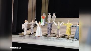 Un artista saca al escenario la bandera de Palestina en la Royal Opera House de Londres