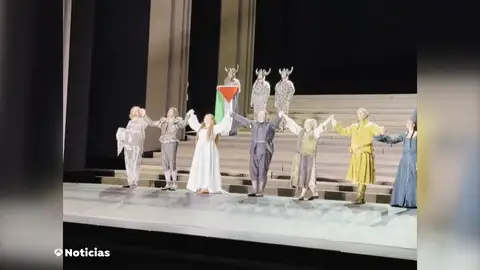 Un artista saca al escenario la bandera de Palestina en la Royal Opera House de Londres Un artista saca al escenario la bandera de Palestina en la Royal Opera House de Londres