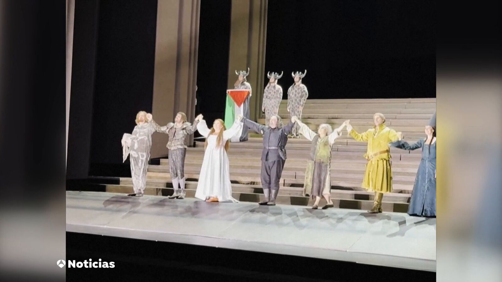 Polémica en el Royal Opera House de Londres: un artista saca al escenario la bandera de Palestina