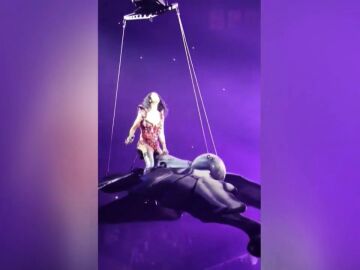 El susto de Katy Perry en pleno concierto: un fallo en el escenario dejó a la cantante suspendida en el aire