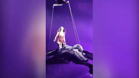 El susto de Katy Perry en pleno concierto: un fallo en el escenario dejó a la cantante suspendida en el aire El susto de Katy Perry en pleno concierto: un fallo en el escenario dejó a la cantante suspendida en el aire