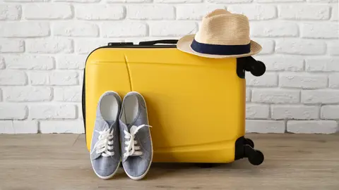 Maleta, zapatillas y sombrero Maleta, zapatillas y sombrero