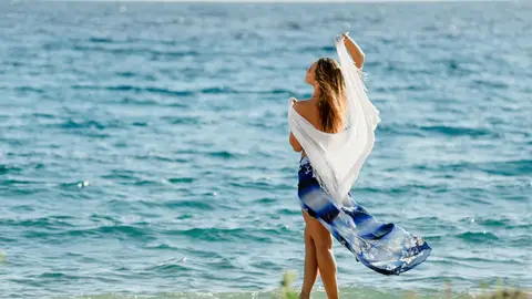 Mujer con pareo en la playa Mujer con pareo en la playa