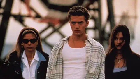 Sarah Michelle Gellar, Ryan Phillippe y Jennifer Love Hewitt en Sé lo que hicisteis el último verano Sarah Michelle Gellar, Ryan Phillippe y Jennifer Love Hewitt en Sé lo que hicisteis el último verano