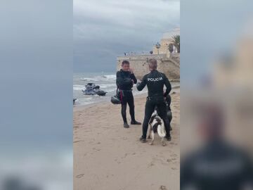 Rescatan a un perro de una zona rocosa de la playa de San Sebastián de Sitges