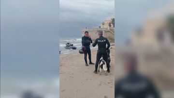 Rescatan a un perro de una zona rocosa de la playa de San Sebastián de Sitges