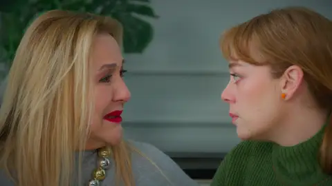 Leyla bendice a Bahar y Timur mientras Evren lo aguanta todo por amor Leyla bendice a Bahar y Timur mientras Evren lo aguanta todo por amor