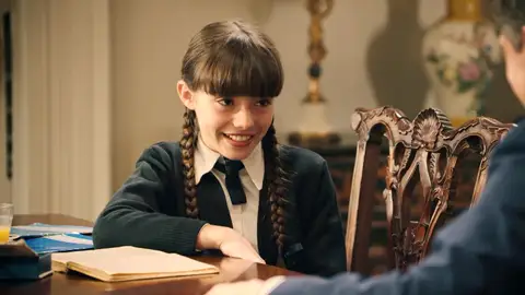 Gabriel hace caso a los consejos de María y se acerca a Julia para seguir ganándose a Begoña Gabriel hace caso a los consejos de María y se acerca a Julia para seguir ganándose a Begoña