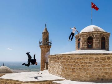 Hazal Nehir y Lilou Ruel en los tejados de Mardin