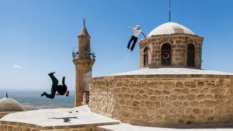 Hazal Nehir y Lilou Ruel en los tejados de Mardin Hazal Nehir y Lilou Ruel en los tejados de Mardin