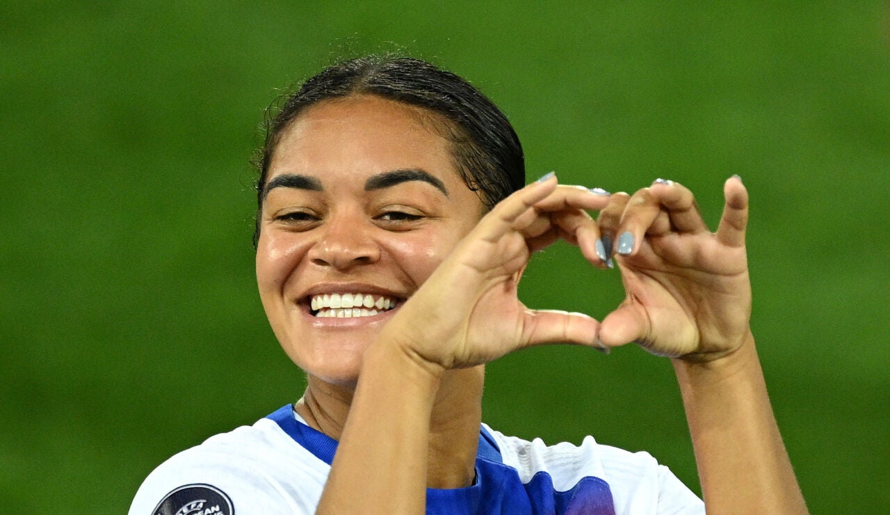 La defensa inglesa Jess Carter