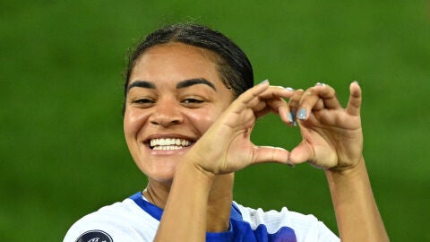 La defensa inglesa Jess Carter