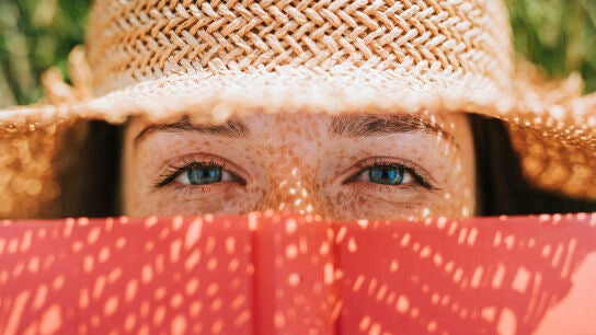 Mujer protegi&eacute;ndose del sol