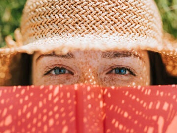 Mujer protegi&eacute;ndose del sol