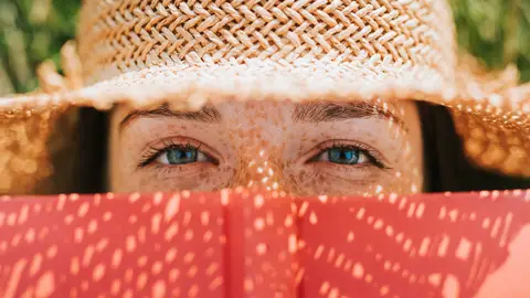 Mujer protegiéndose del sol Mujer protegiéndose del sol