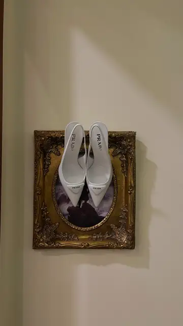 Los zapatos que Eme de Amores lució con su segundo vestido nupcial Los zapatos que Eme de Amores lució con su segundo vestido nupcial