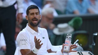 Novak Djokovic gesticula durante su enfrentamiento ante Sinner en semifinales de Wimbledon