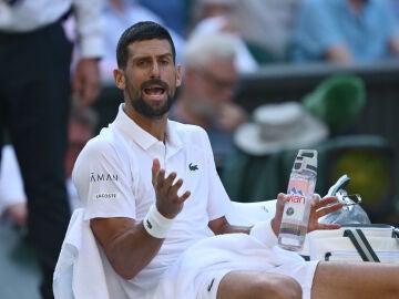 Novak Djokovic gesticula durante su enfrentamiento ante Sinner en semifinales de Wimbledon