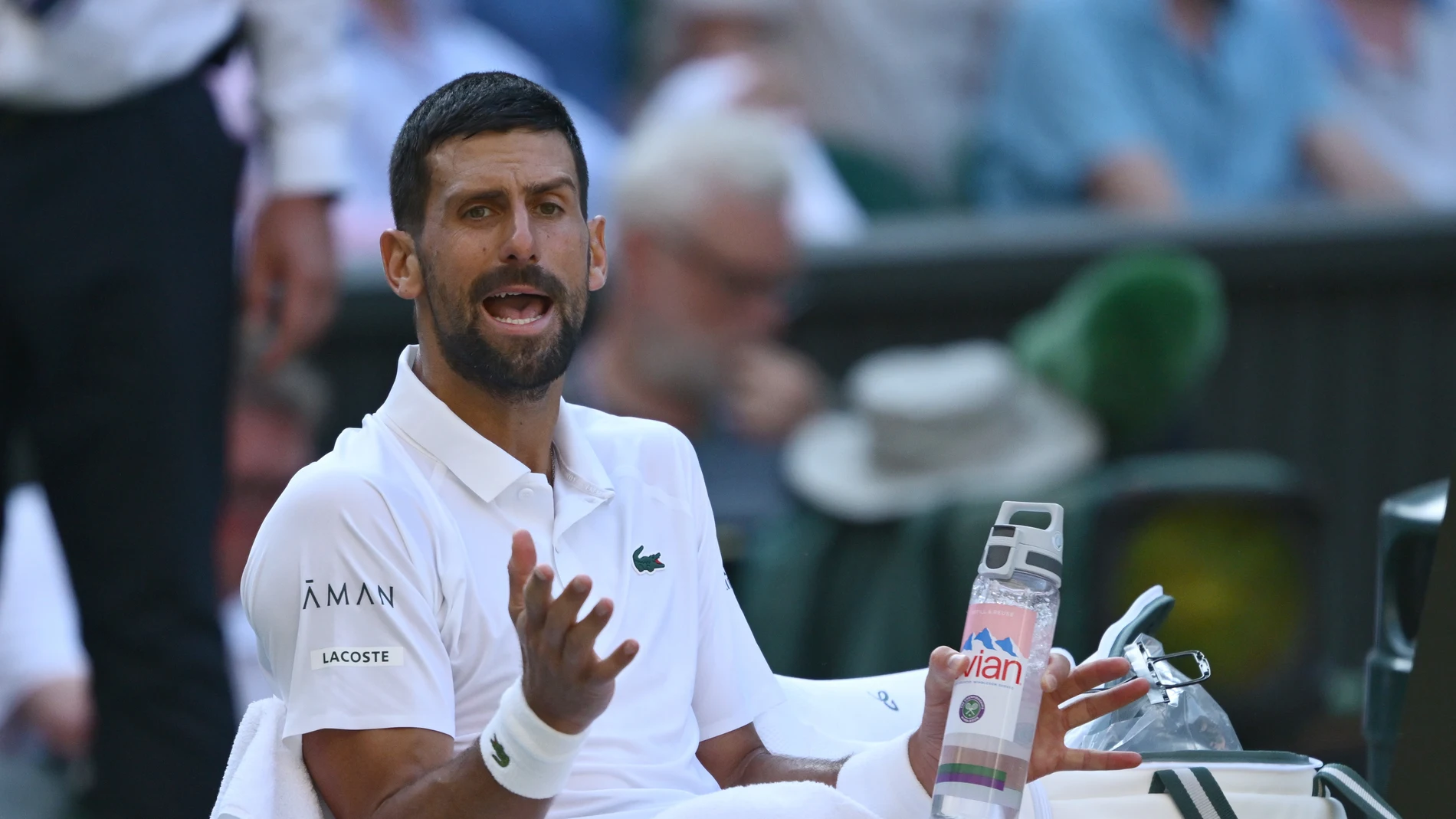Novak Djokovic gesticula durante su enfrentamiento ante Sinner en semifinales de Wimbledon Novak Djokovic gesticula durante su enfrentamiento ante Sinner en semifinales de Wimbledon