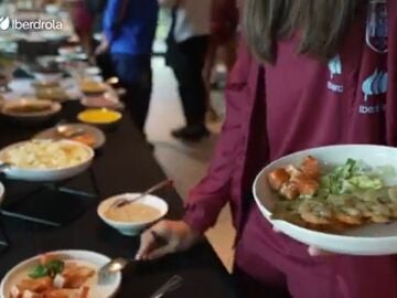 Una futbolista española alimentándose durante la Eurocopa