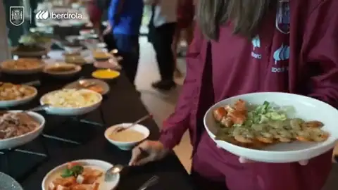 Una futbolista española alimentándose durante la Eurocopa Una futbolista española alimentándose durante la Eurocopa