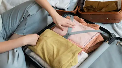 Mujer haciendo la maleta Mujer haciendo la maleta
