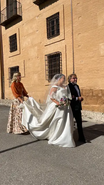 La entrada de Eme de Amores a su boda La entrada de Eme de Amores a su boda