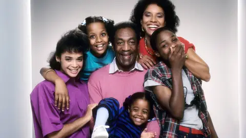 Lisa Bonet, Tempestt Bledsoe, Bill Cosby, Keshia Knight Pulliam, Phylicia Rashad y Malcolm-Jamal Warner en The Cosby Show Lisa Bonet, Tempestt Bledsoe, Bill Cosby, Keshia Knight Pulliam, Phylicia Rashad y Malcolm-Jamal Warner en The Cosby Show