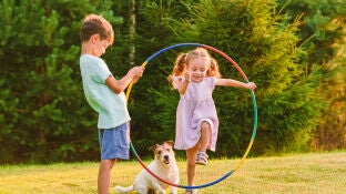 Ni&ntilde;os jugando en un parque
