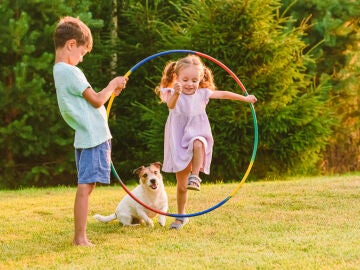 Niños jugando en un parque