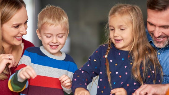 Ni&ntilde;os jugando