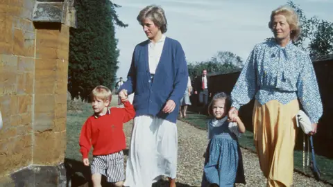 Diana de Gales junto a su madre, Frances Shand Kydd Diana de Gales junto a su madre, Frances Shand Kydd
