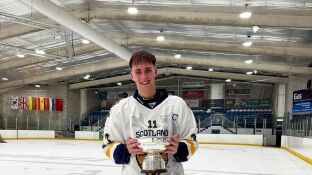 El joven jugador de hockey sobre hielo Gary Kelly