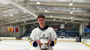 El joven jugador de hockey sobre hielo Gary Kelly El joven jugador de hockey sobre hielo Gary Kelly